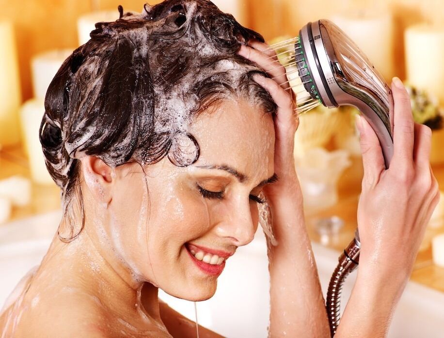 En cas de psoriasis du cuir chevelu, il faut laver avec un shampoing médicamenteux