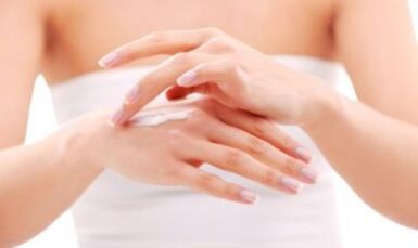 fille appliquant une pommade sur sa main