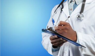 le médecin prend note